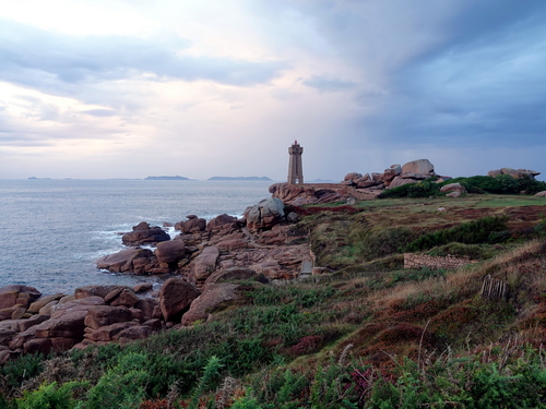 Bretagne Ploumanac'h vuurtoren (Phare Mean Ruz), Côtes-d'Armor, Frankrijk, bij Perros-Guirec, 16 september 2023.