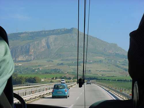 Erice (klif van 750 m hoog aan de Noord-Westpunt van Sicilië) vanaf de autostrada Palermo-Trapani, mei 2006