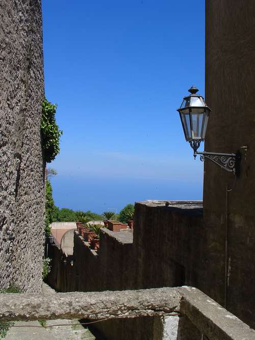 Doorkijkje in Erice (klif van 750 m hoog aan de Noord-Westpunt van Sicilië), mei 2006.