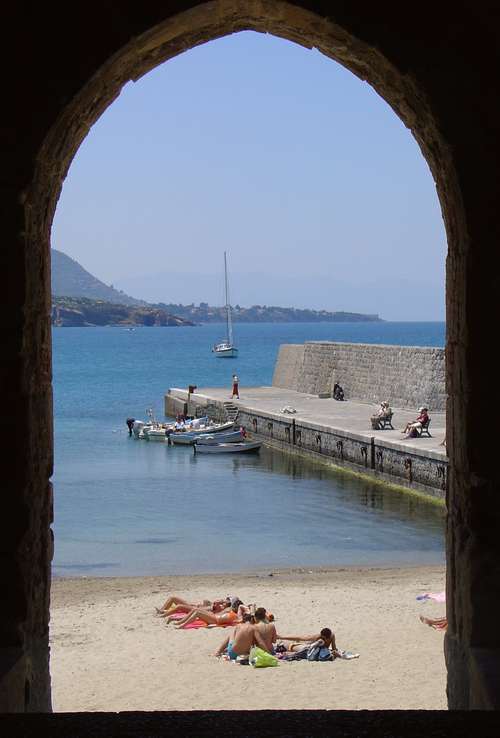 Cefalú, Sicilië - Visserspoort, mei 2006.