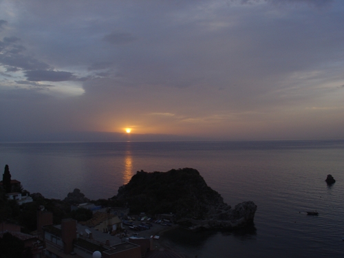 Zonsopkomst over de straat van Messina, Taormina, Sicilië, mei 2006.