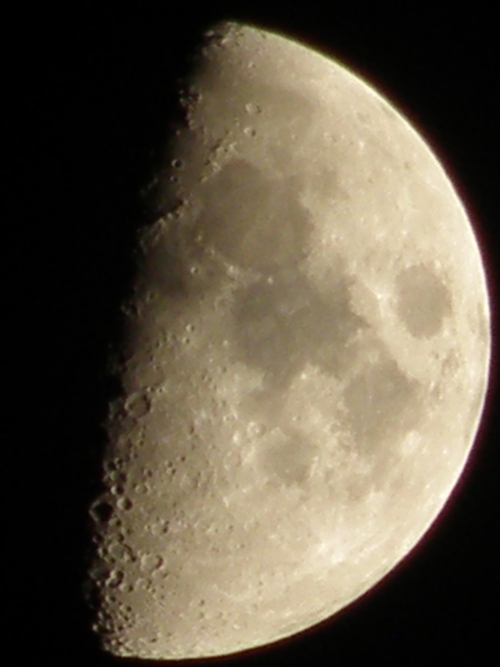 De maan op 12 mei 2008, vergroting 100x.