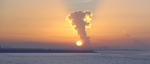 Kerncentrale Doel vanaf de westerscheldedijk bij zonsopkomst, 14 januari 2005.
