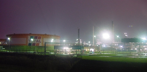 Olieraffinaderij in het Sloegebied, Vlissingen-Oost, nachtelijke opname, 28 november 2002.